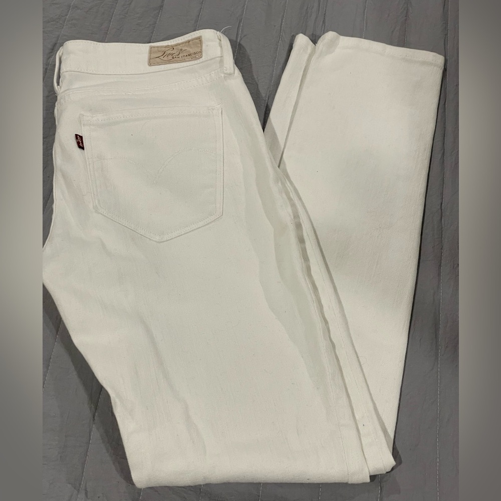 White Levi’s skinny jeans